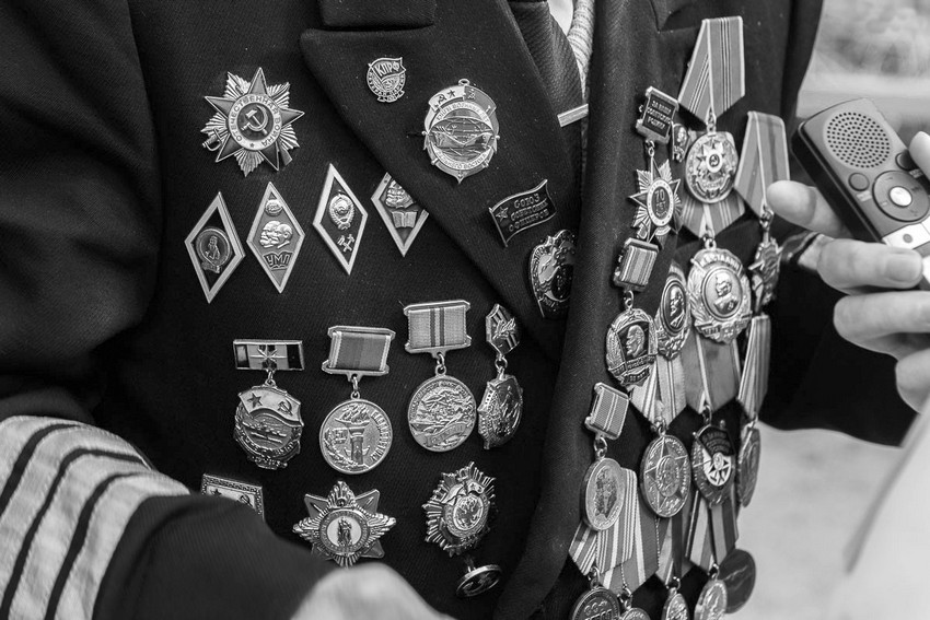 Фото военных наград. Ордена и медали на груди. Медали военные. Военные награды. Медали на пиджаке.